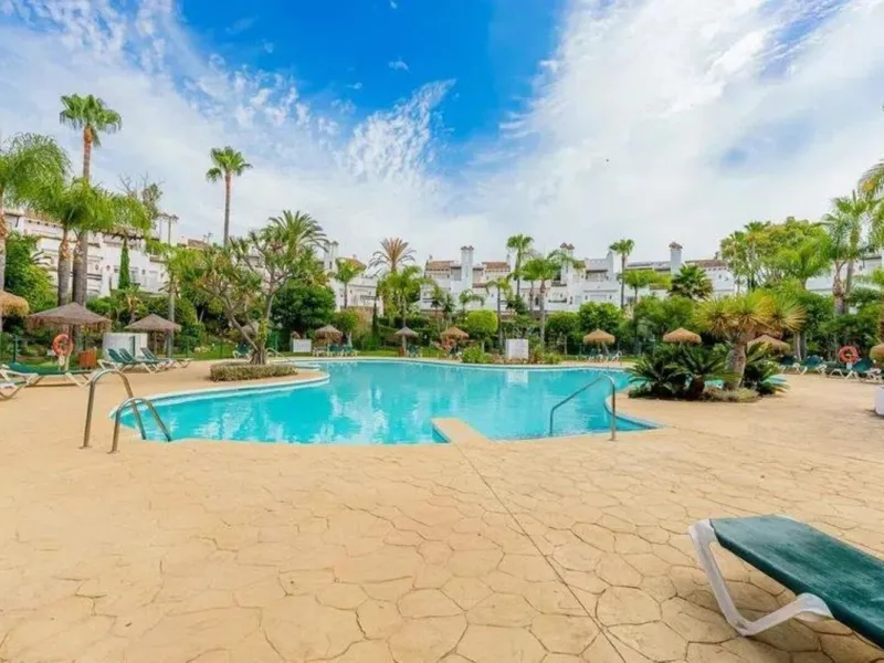 House - Townhouse в продаже в Estepona, Málaga. В доме 4 спален и 5 ванных комнат. Площадь дома 300 м². Площадь участка 50 м²