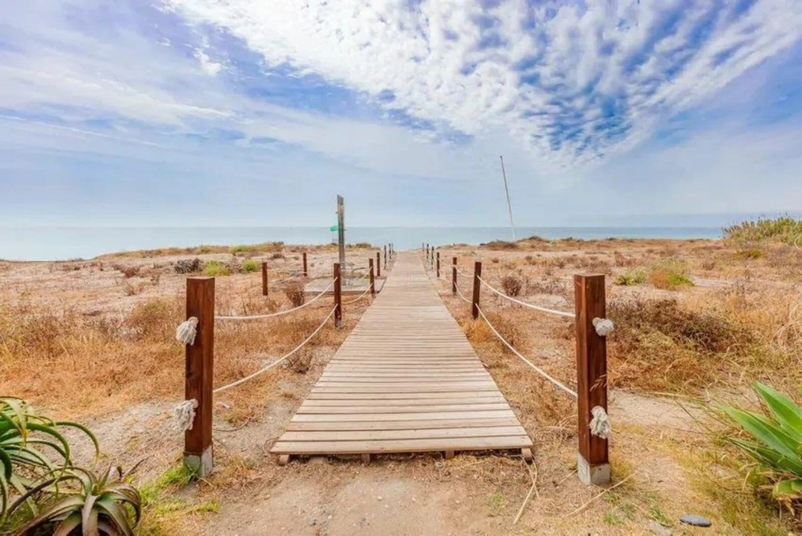 House - Townhouse в продаже в Estepona, Málaga. В доме 4 спален и 5 ванных комнат. Площадь дома 300 м². Площадь участка 50 м²