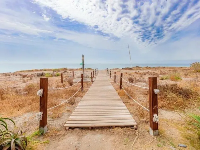 House - Townhouse в продаже в Estepona, Málaga. В доме 4 спален и 5 ванных комнат. Площадь дома 300 м². Площадь участка 50 м²