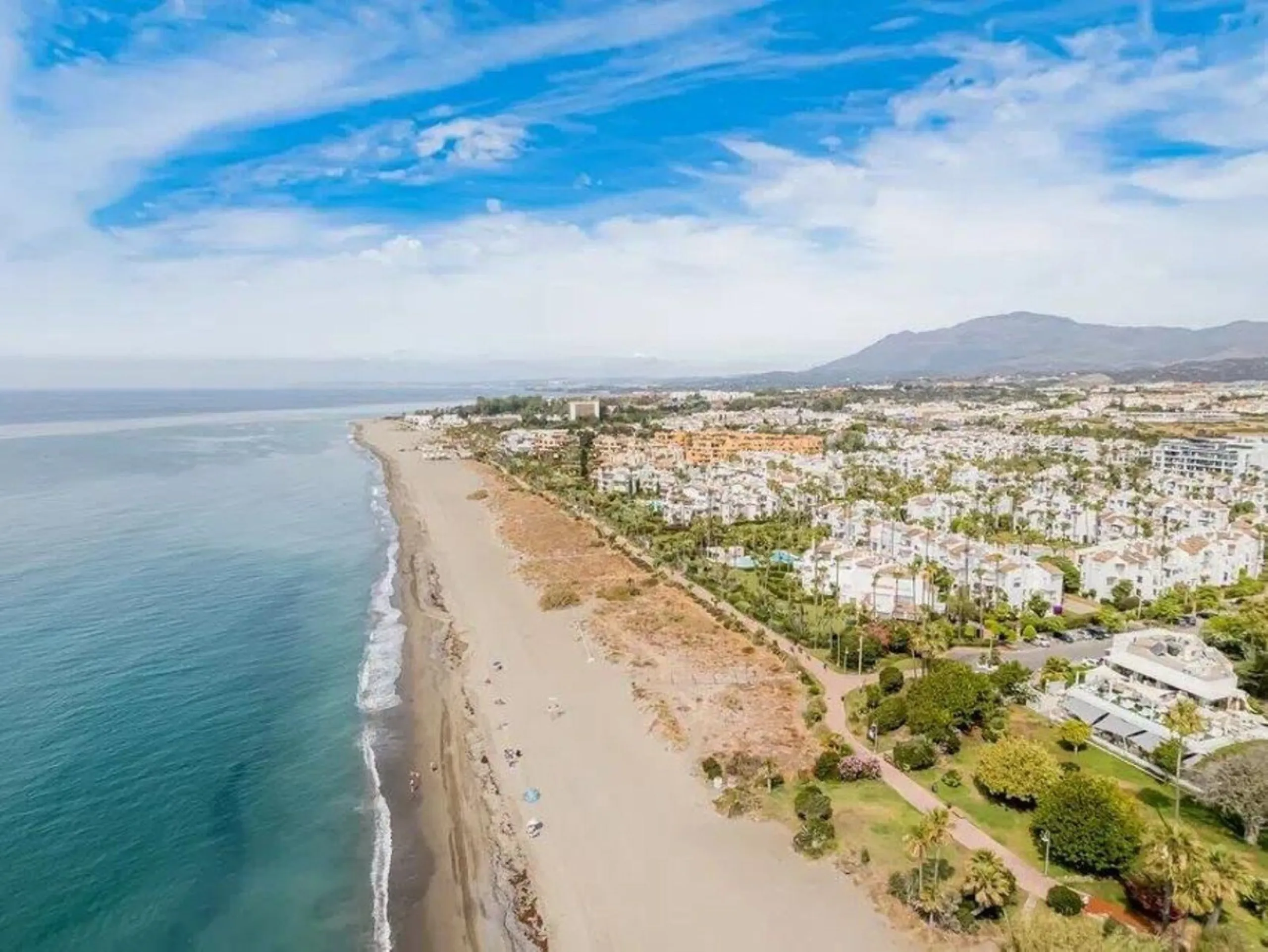 House - Townhouse в продаже в Estepona, Málaga. В доме 4 спален и 5 ванных комнат. Площадь дома 300 м². Площадь участка 50 м²