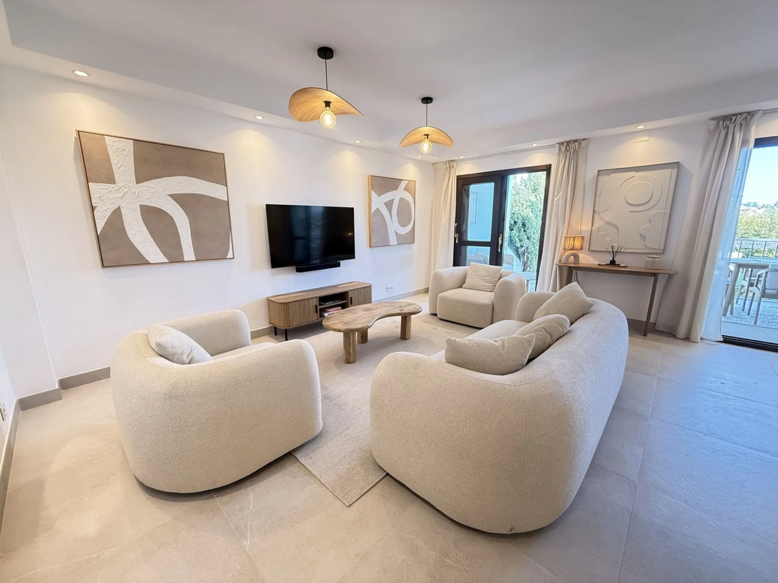 Exquisitely Reformed Townhouse in Montevideo Hills – Where Contemporary Design Meets Mediterranean Lifestyle