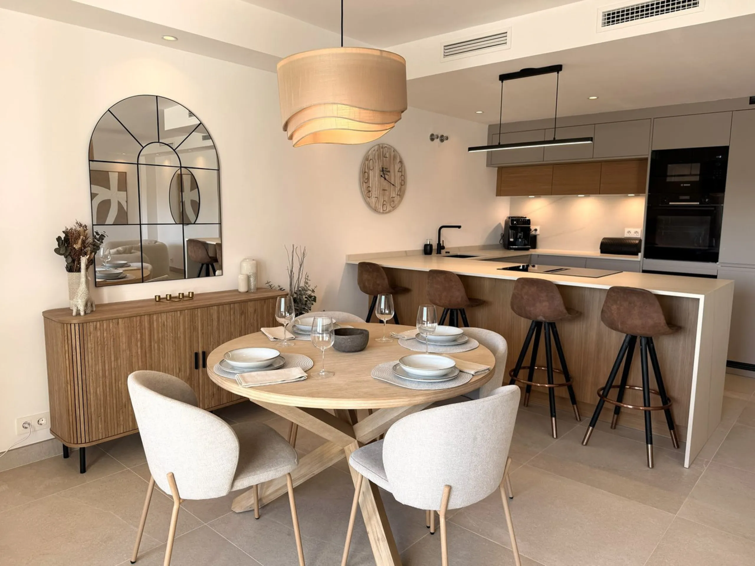 Exquisitely Reformed Townhouse in Montevideo Hills – Where Contemporary Design Meets Mediterranean Lifestyle