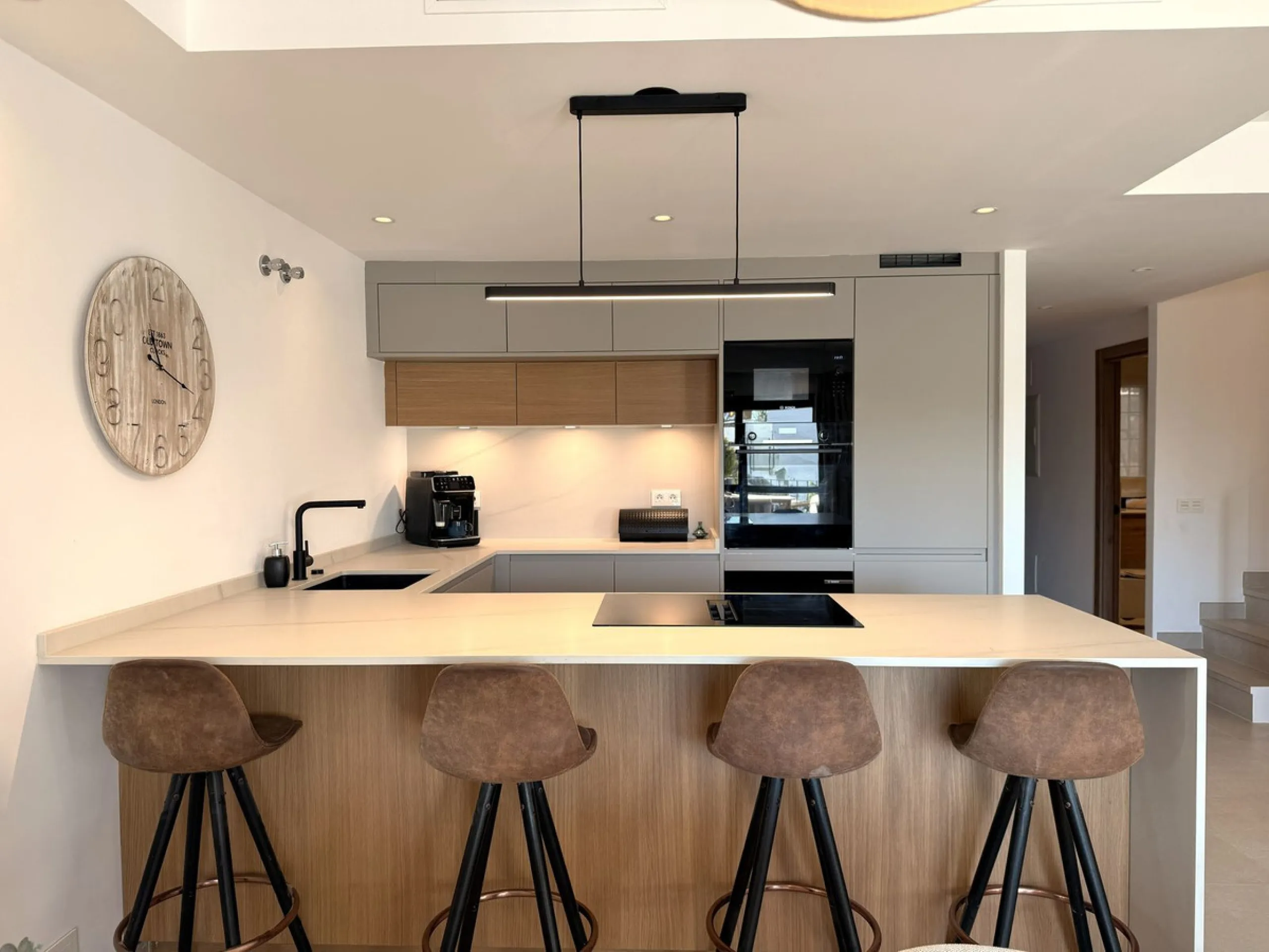 Exquisitely Reformed Townhouse in Montevideo Hills – Where Contemporary Design Meets Mediterranean Lifestyle