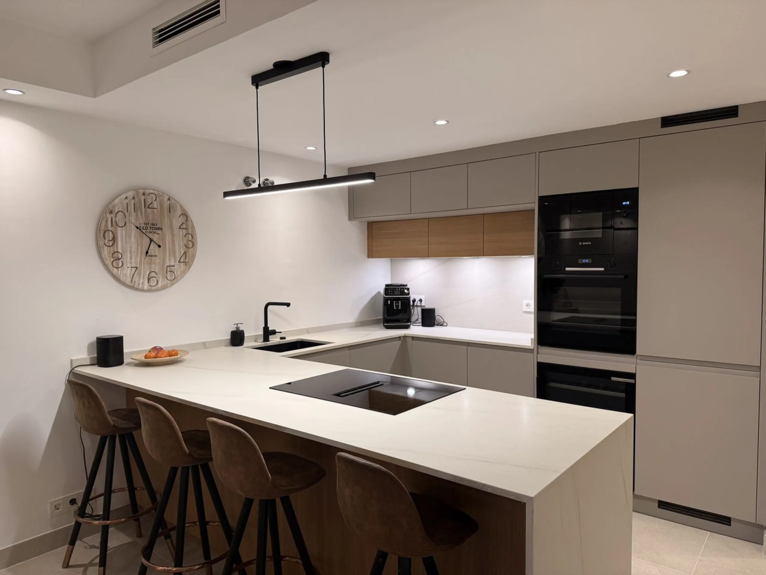 Exquisitely Reformed Townhouse in Montevideo Hills – Where Contemporary Design Meets Mediterranean Lifestyle