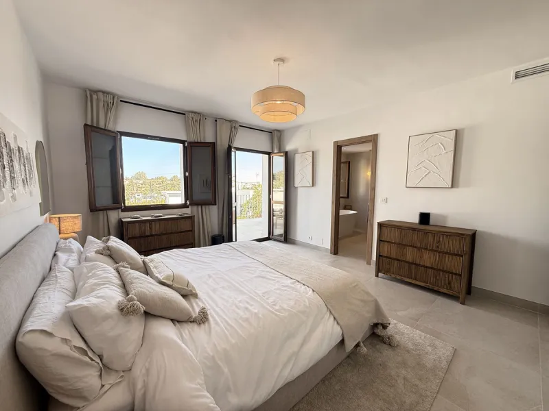 Exquisitely Reformed Townhouse in Montevideo Hills – Where Contemporary Design Meets Mediterranean Lifestyle