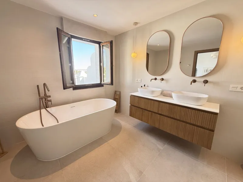 Exquisitely Reformed Townhouse in Montevideo Hills – Where Contemporary Design Meets Mediterranean Lifestyle