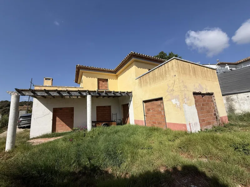 A rare opportunity to acquire a frontline golf villa on a generous plot of 738m2 in the highly sought-after area of Estepona Golf, offering outstanding potential for renovation, extension, and value uplift.