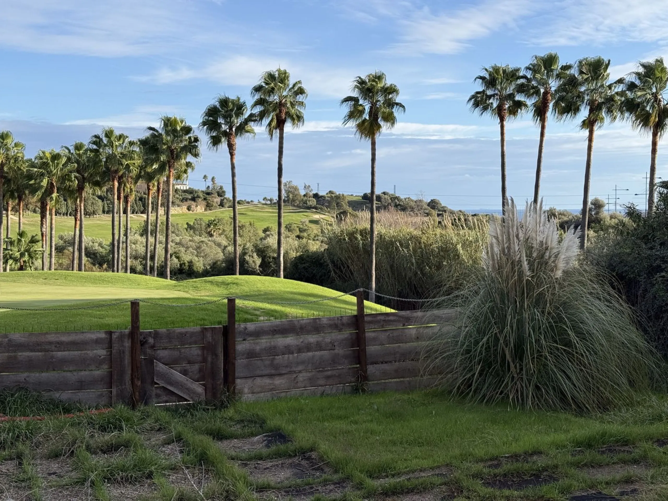 A rare opportunity to acquire a frontline golf villa on a generous plot of 738m2 in the highly sought-after area of Estepona Golf, offering outstanding potential for renovation, extension, and value uplift.