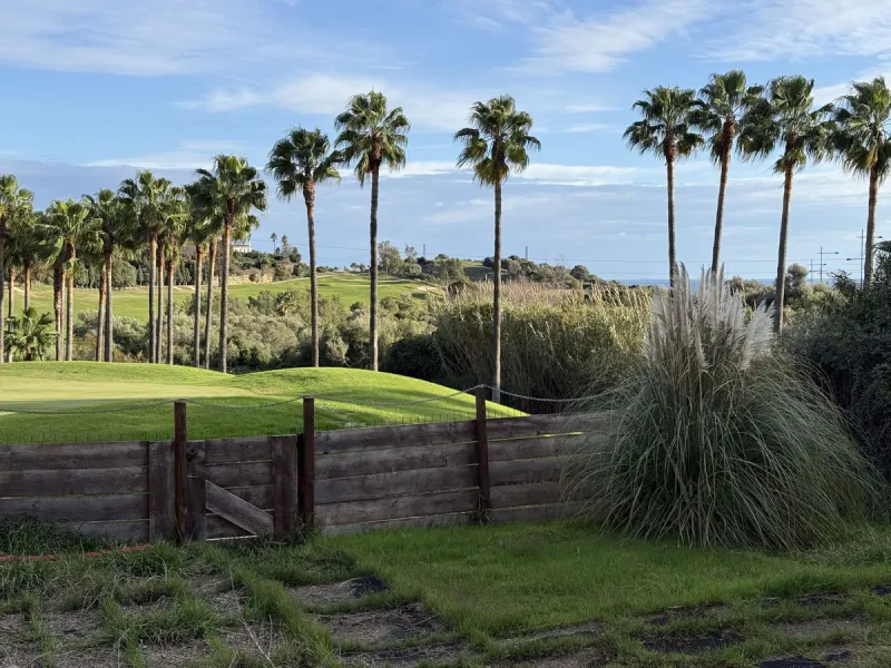 A rare opportunity to acquire a frontline golf villa on a generous plot of 738m2 in the highly sought-after area of Estepona Golf, offering outstanding potential for renovation, extension, and value uplift.