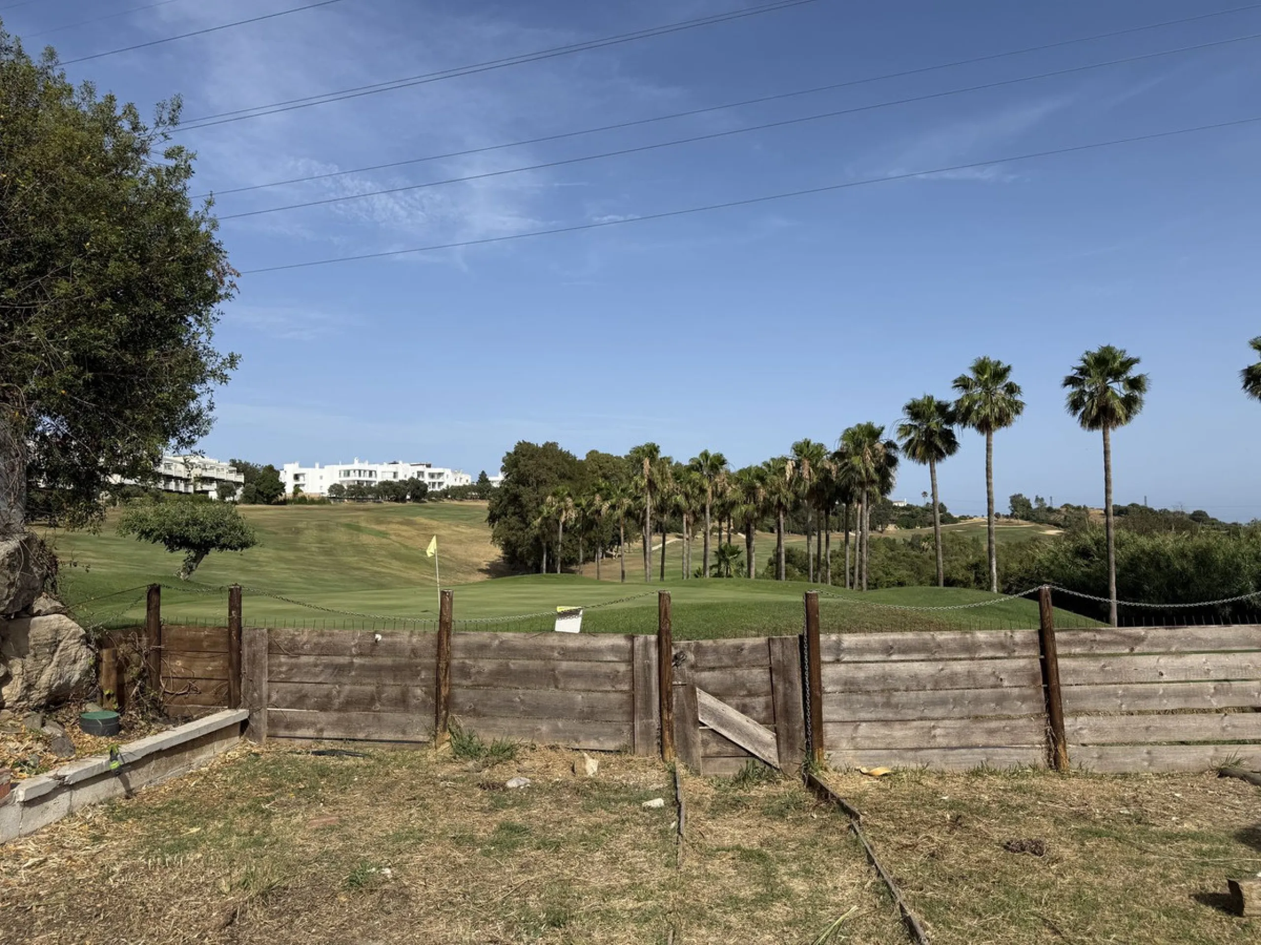 A rare opportunity to acquire a frontline golf villa on a generous plot of 738m2 in the highly sought-after area of Estepona Golf, offering outstanding potential for renovation, extension, and value uplift.