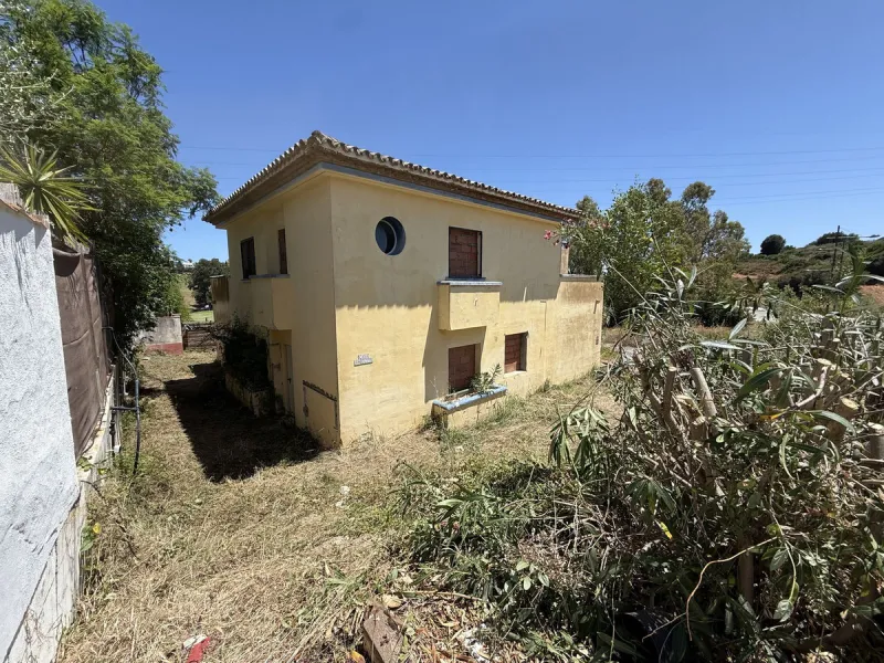 A rare opportunity to acquire a frontline golf villa on a generous plot of 738m2 in the highly sought-after area of Estepona Golf, offering outstanding potential for renovation, extension, and value uplift.
