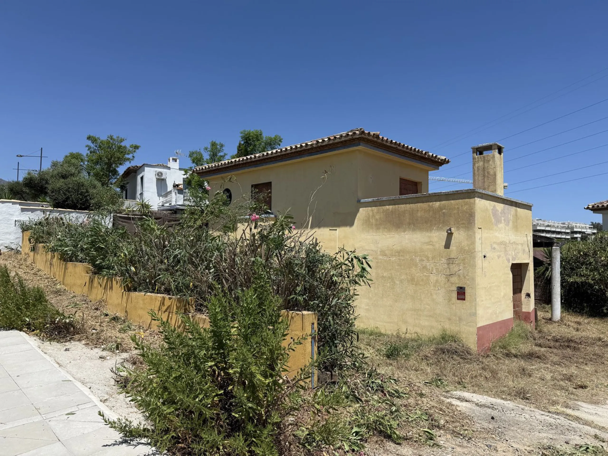 A rare opportunity to acquire a frontline golf villa on a generous plot of 738m2 in the highly sought-after area of Estepona Golf, offering outstanding potential for renovation, extension, and value uplift.
