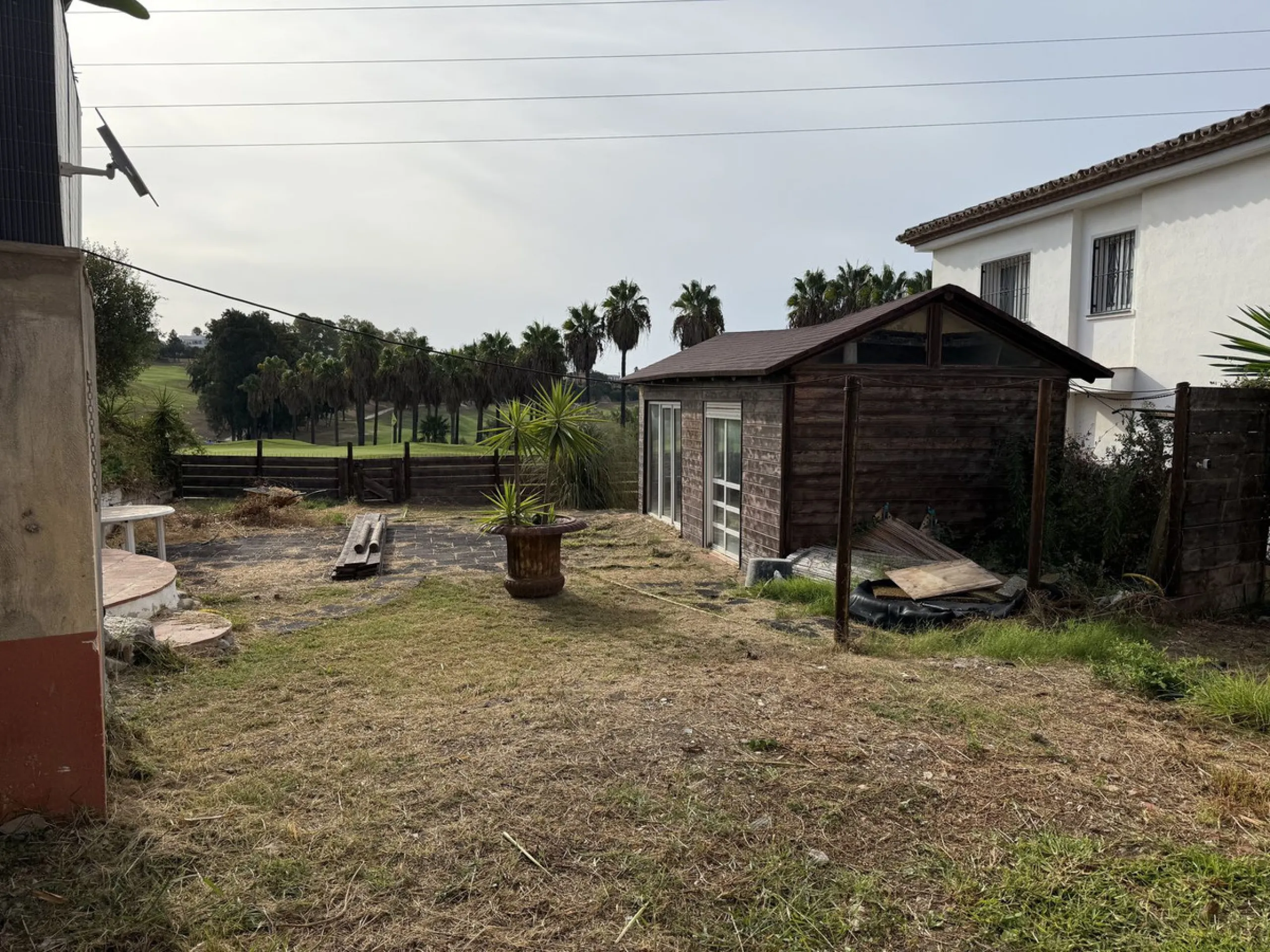 A rare opportunity to acquire a frontline golf villa on a generous plot of 738m2 in the highly sought-after area of Estepona Golf, offering outstanding potential for renovation, extension, and value uplift.