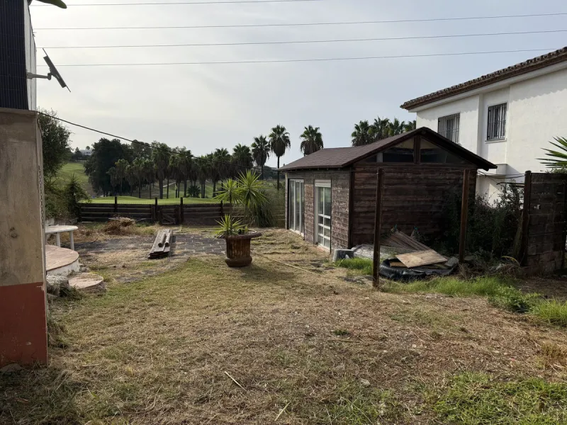 A rare opportunity to acquire a frontline golf villa on a generous plot of 738m2 in the highly sought-after area of Estepona Golf, offering outstanding potential for renovation, extension, and value uplift.