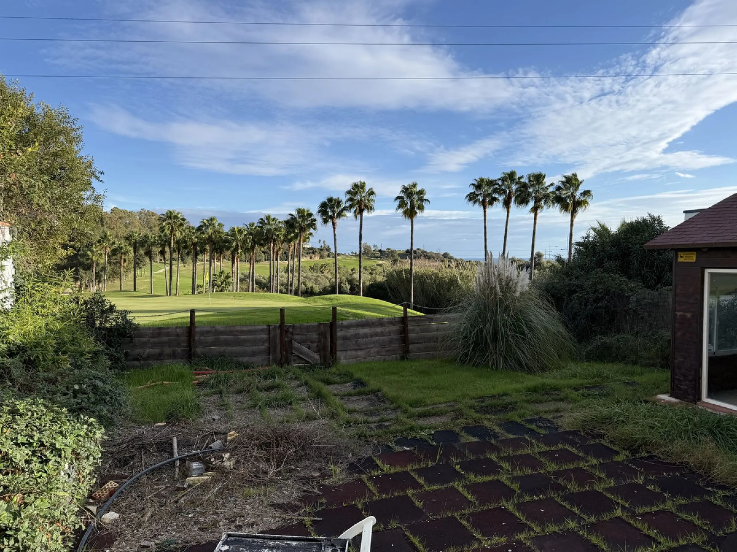 A rare opportunity to acquire a frontline golf villa on a generous plot of 738m2 in the highly sought-after area of Estepona Golf, offering outstanding potential for renovation, extension, and value uplift.