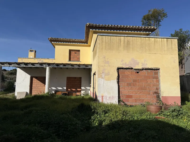 A rare opportunity to acquire a frontline golf villa on a generous plot of 738m2 in the highly sought-after area of Estepona Golf, offering outstanding potential for renovation, extension, and value uplift.