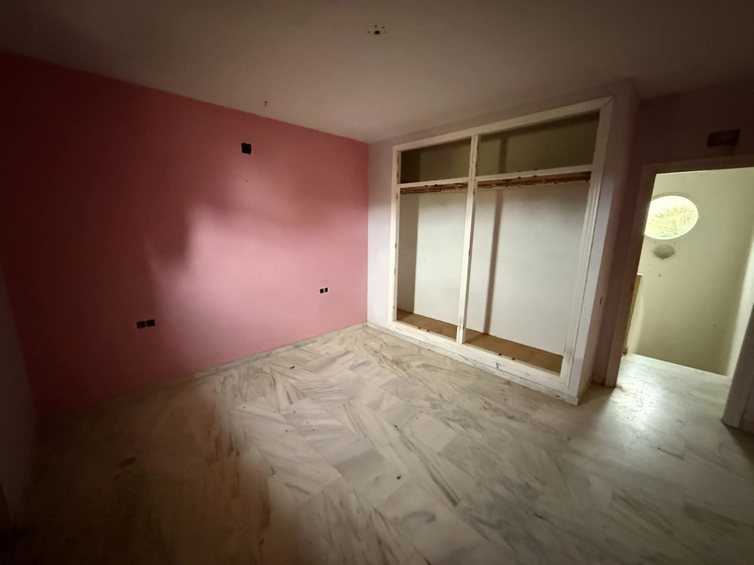 A rare opportunity to acquire a frontline golf villa on a generous plot of 738m2 in the highly sought-after area of Estepona Golf, offering outstanding potential for renovation, extension, and value uplift.