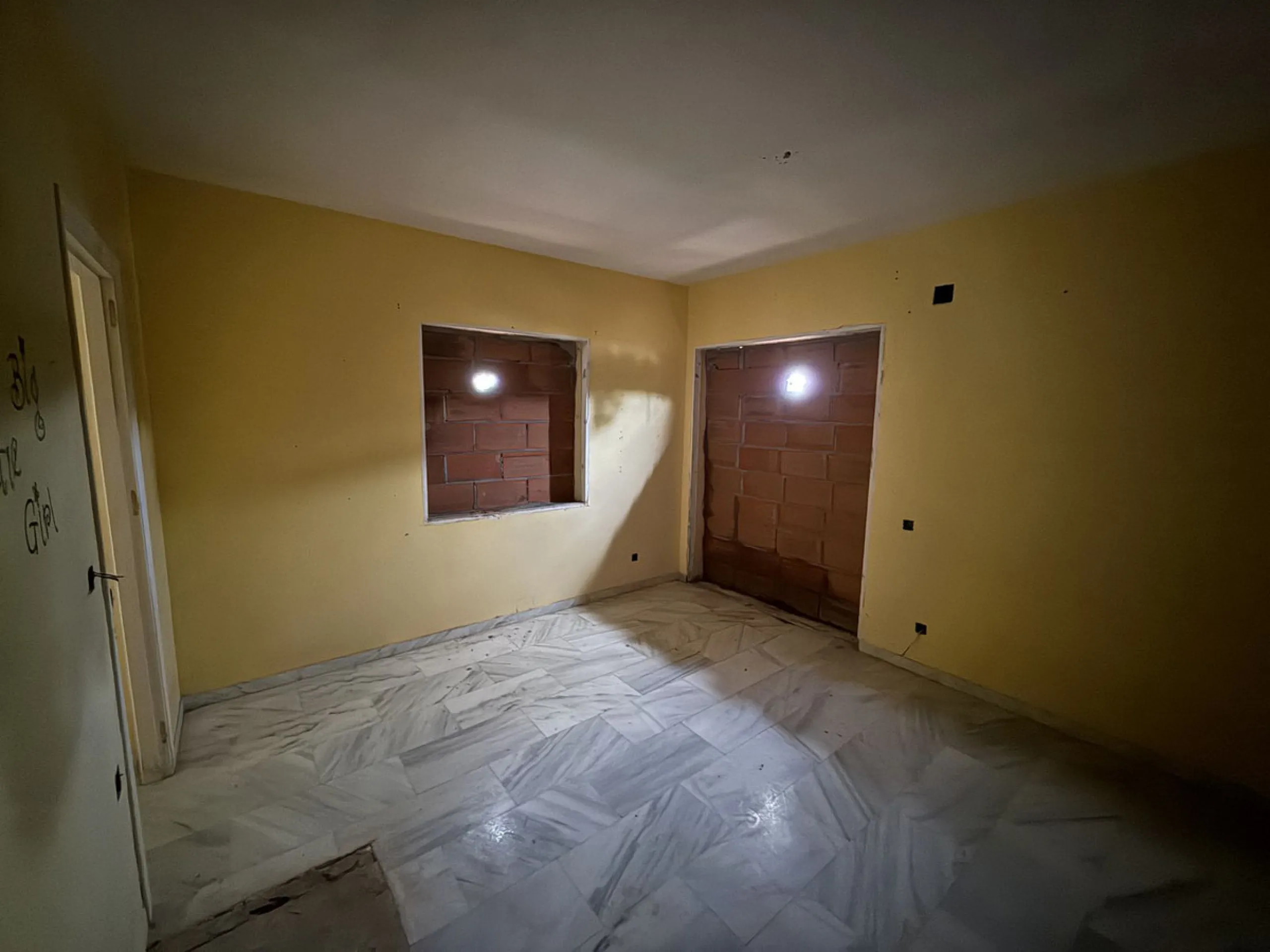 A rare opportunity to acquire a frontline golf villa on a generous plot of 738m2 in the highly sought-after area of Estepona Golf, offering outstanding potential for renovation, extension, and value uplift.