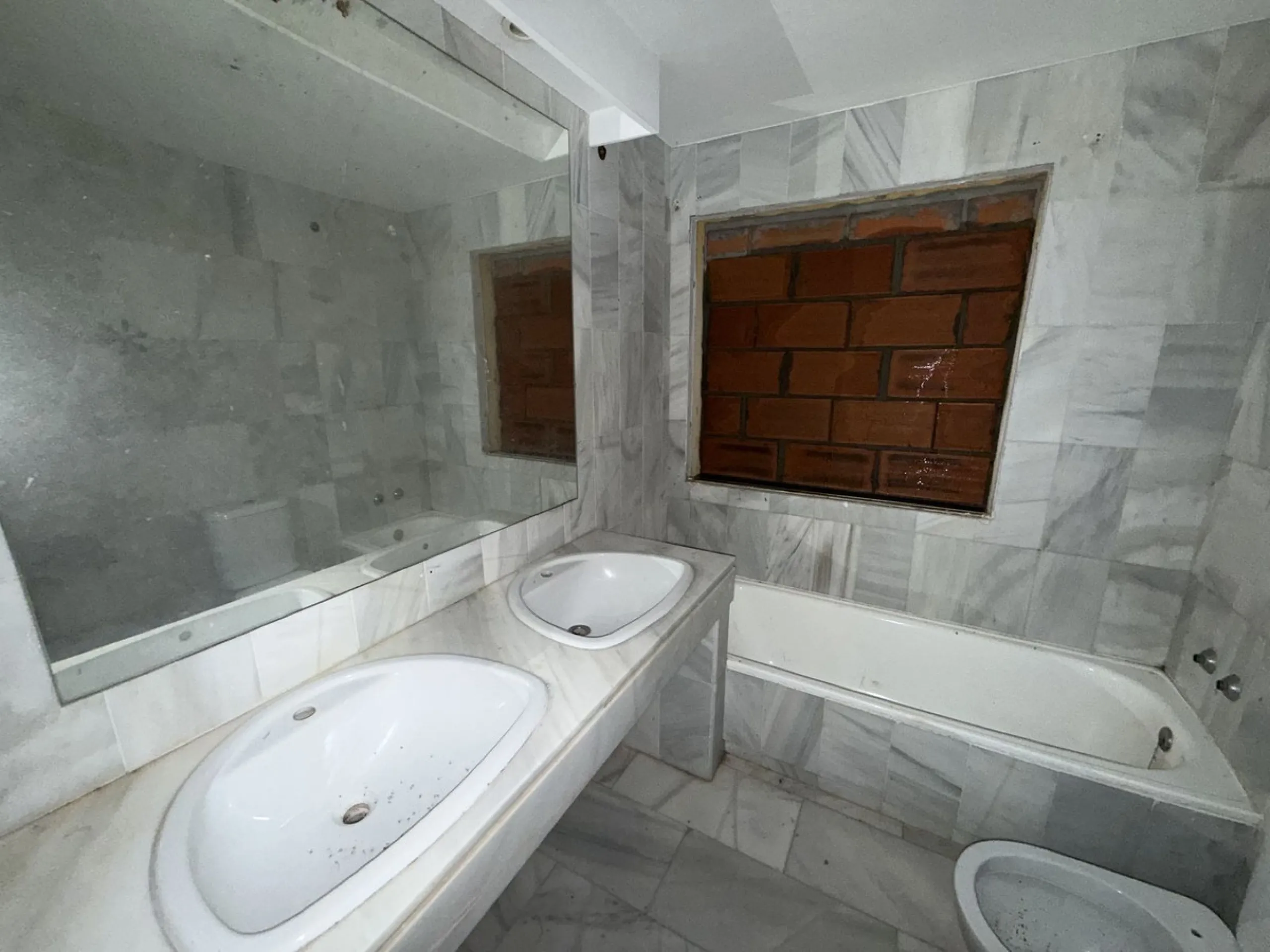 A rare opportunity to acquire a frontline golf villa on a generous plot of 738m2 in the highly sought-after area of Estepona Golf, offering outstanding potential for renovation, extension, and value uplift.