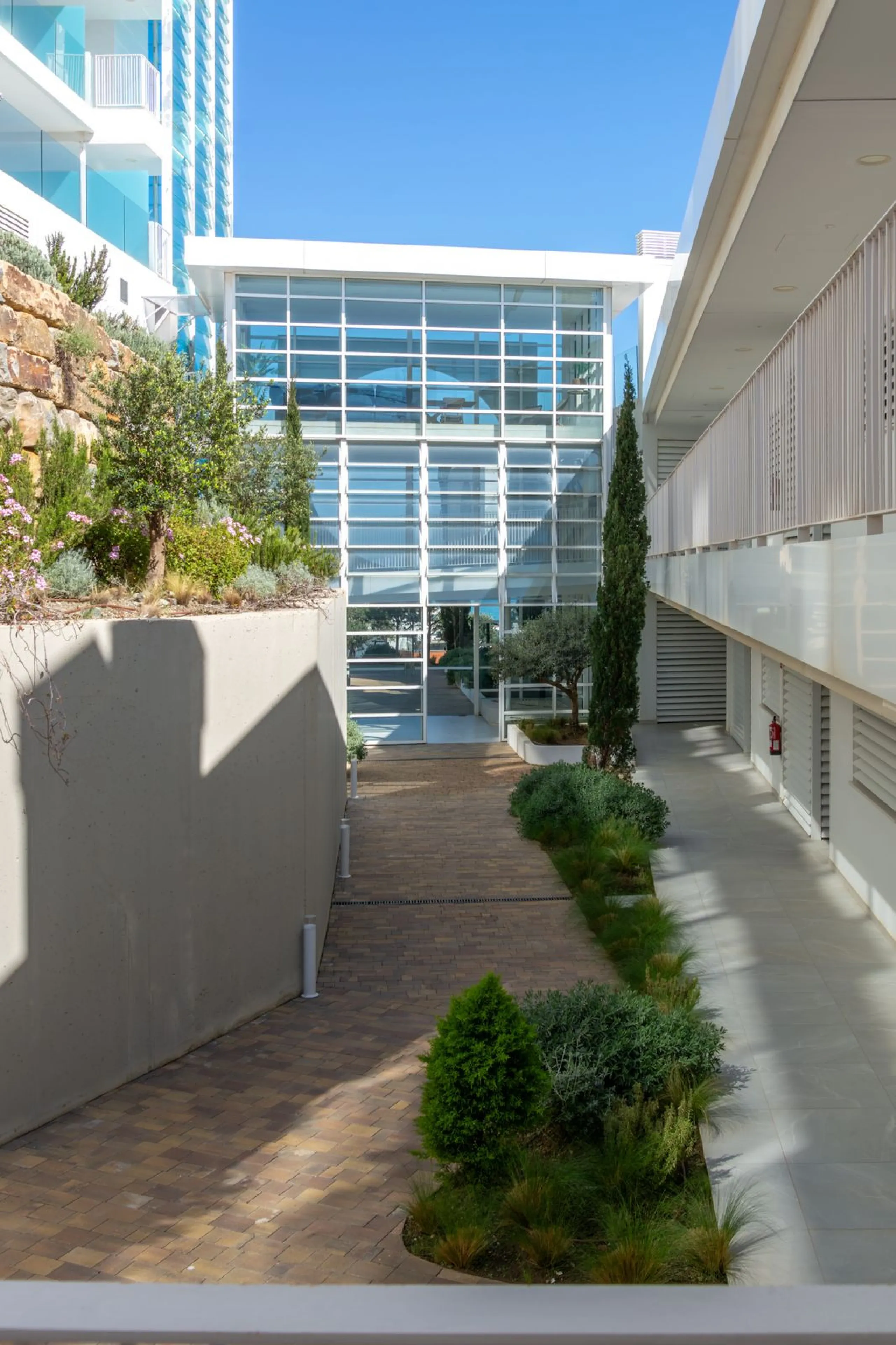 Modernes Haus in der begehrten Gegend Higuerón mit großer Dachterrasse und Whirlpool