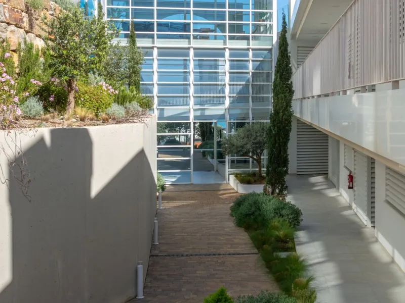 Modernes Haus in der begehrten Gegend Higuerón mit großer Dachterrasse und Whirlpool