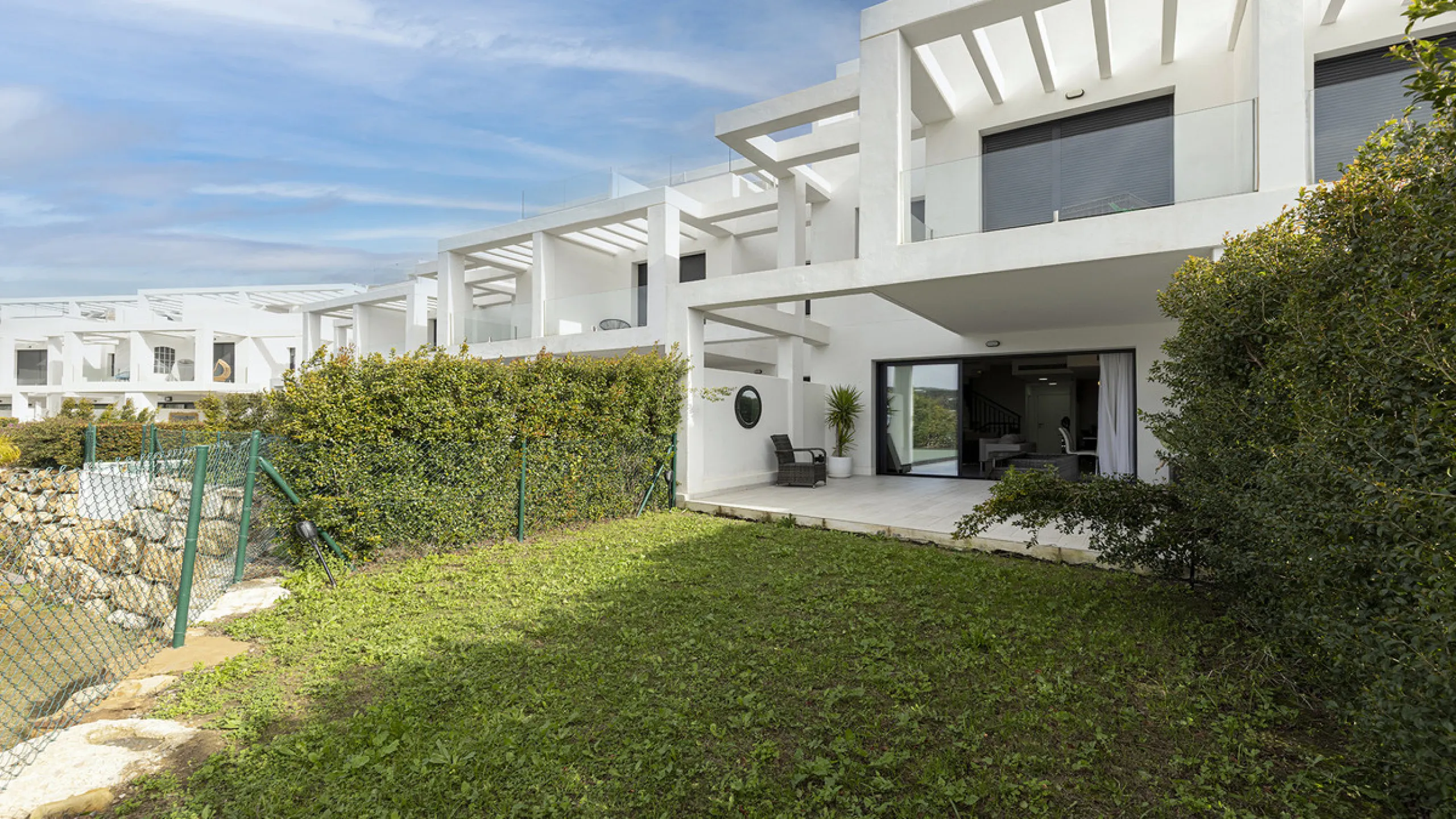 This stylish three bedroom townhouse is set within the popular Golden View I development, an elevated residential community known for its open sea views that stretch all the way to Gibraltar and the coast of Morocco. Thanks to its southwest facing orienta