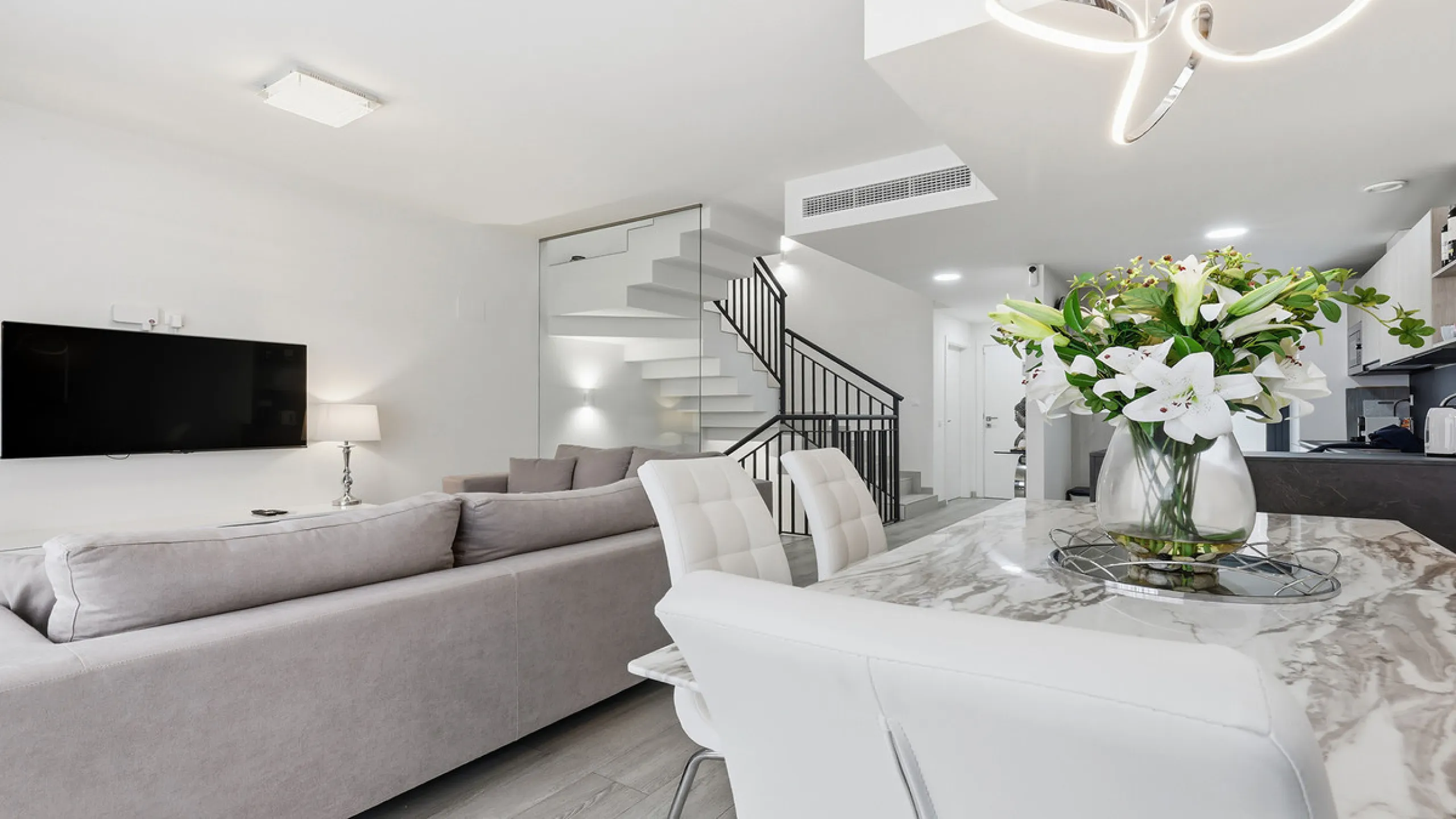 This stylish three bedroom townhouse is set within the popular Golden View I development, an elevated residential community known for its open sea views that stretch all the way to Gibraltar and the coast of Morocco. Thanks to its southwest facing orienta