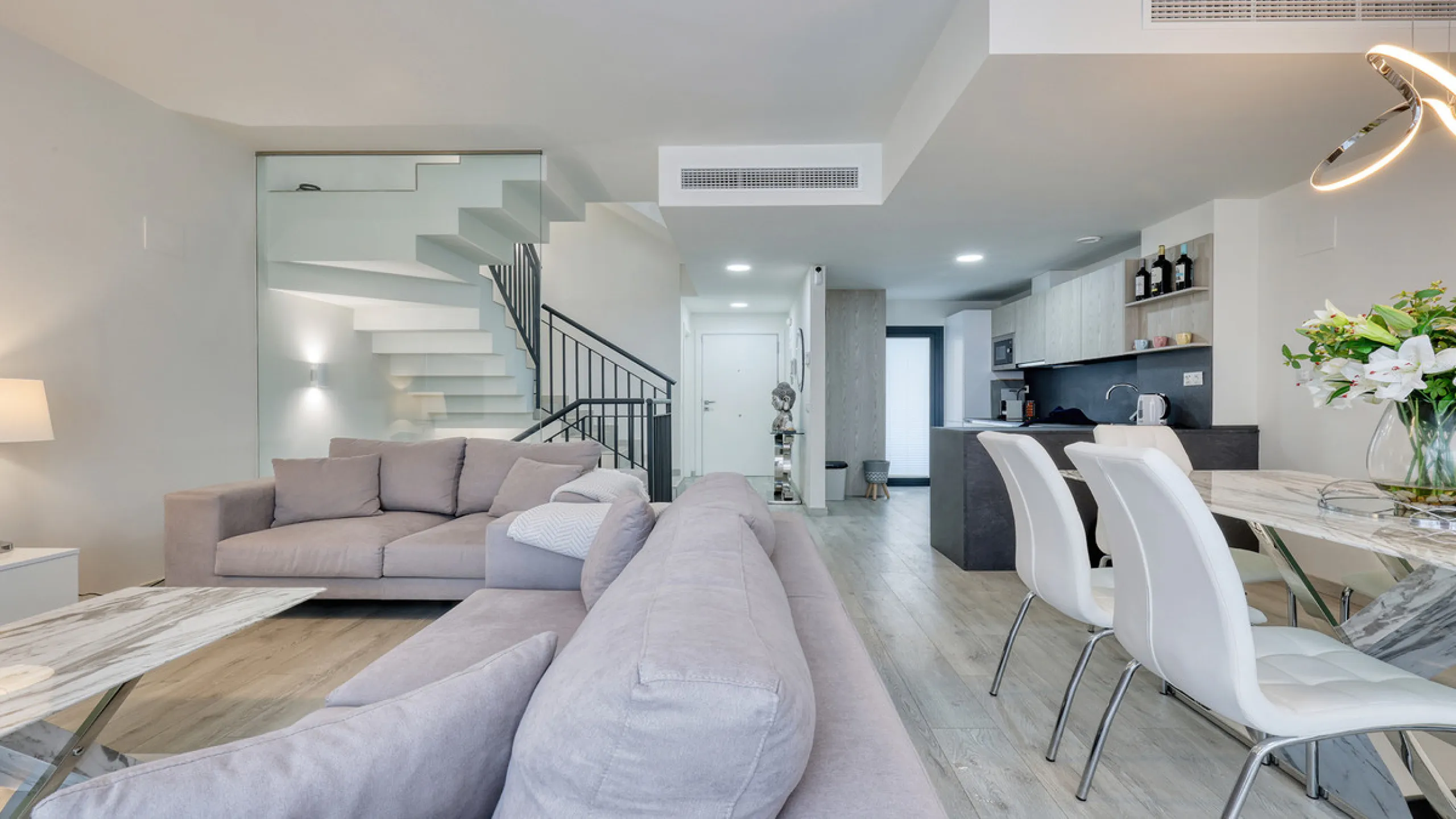 This stylish three bedroom townhouse is set within the popular Golden View I development, an elevated residential community known for its open sea views that stretch all the way to Gibraltar and the coast of Morocco. Thanks to its southwest facing orienta