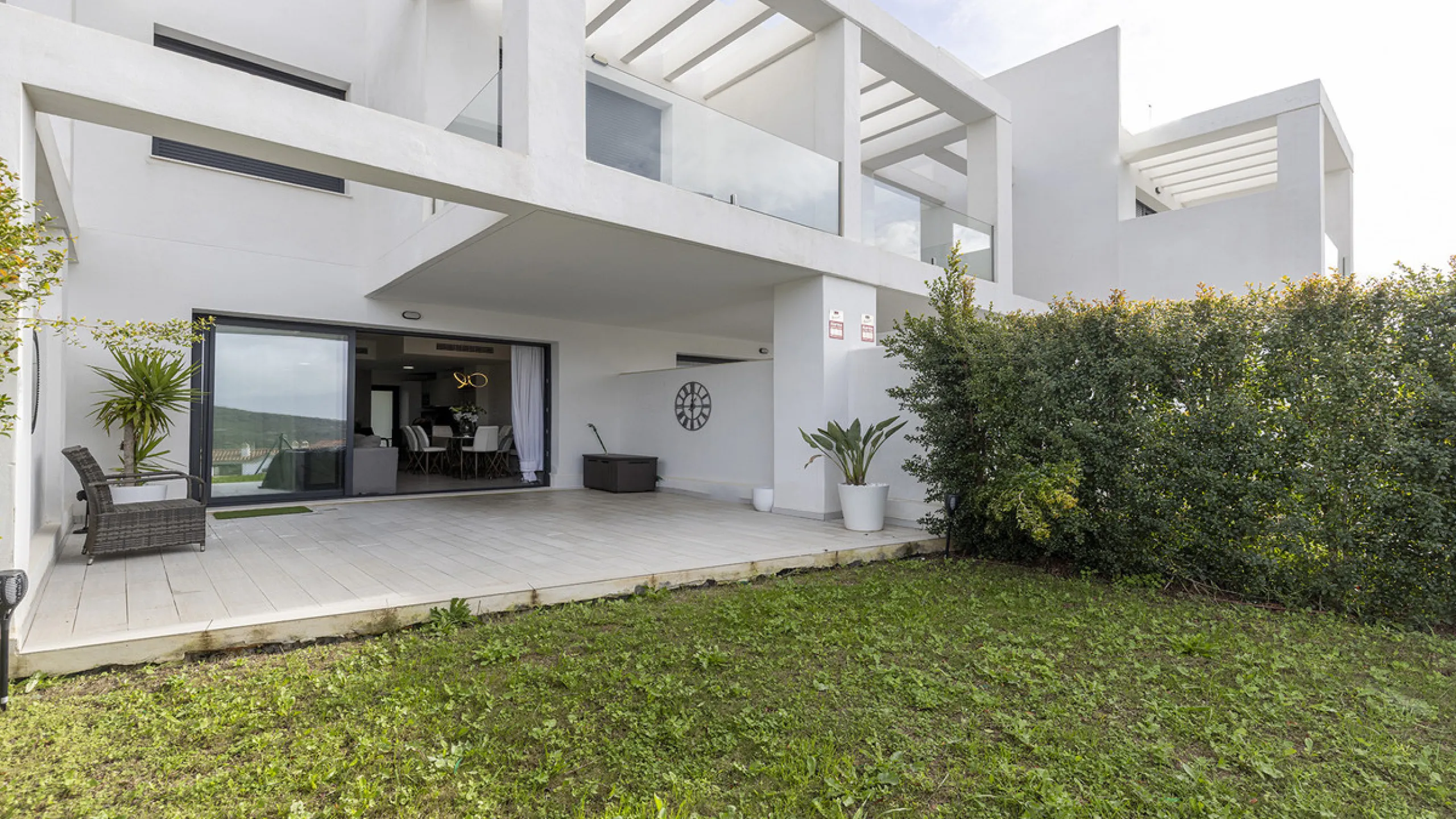 This stylish three bedroom townhouse is set within the popular Golden View I development, an elevated residential community known for its open sea views that stretch all the way to Gibraltar and the coast of Morocco. Thanks to its southwest facing orienta
