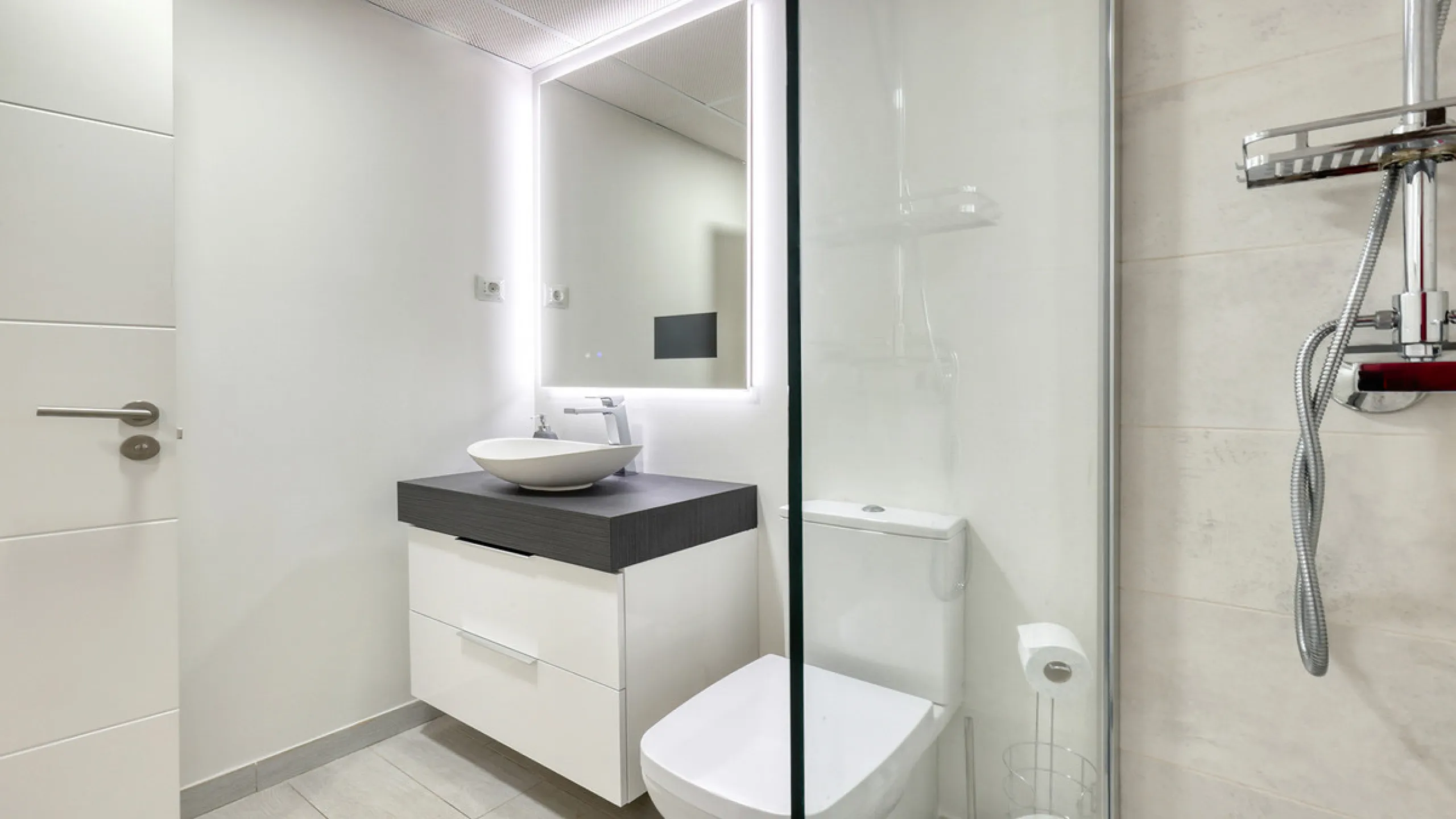 This stylish three bedroom townhouse is set within the popular Golden View I development, an elevated residential community known for its open sea views that stretch all the way to Gibraltar and the coast of Morocco. Thanks to its southwest facing orienta