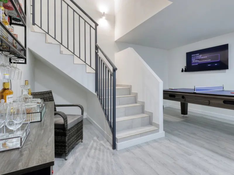 This stylish three bedroom townhouse is set within the popular Golden View I development, an elevated residential community known for its open sea views that stretch all the way to Gibraltar and the coast of Morocco. Thanks to its southwest facing orienta