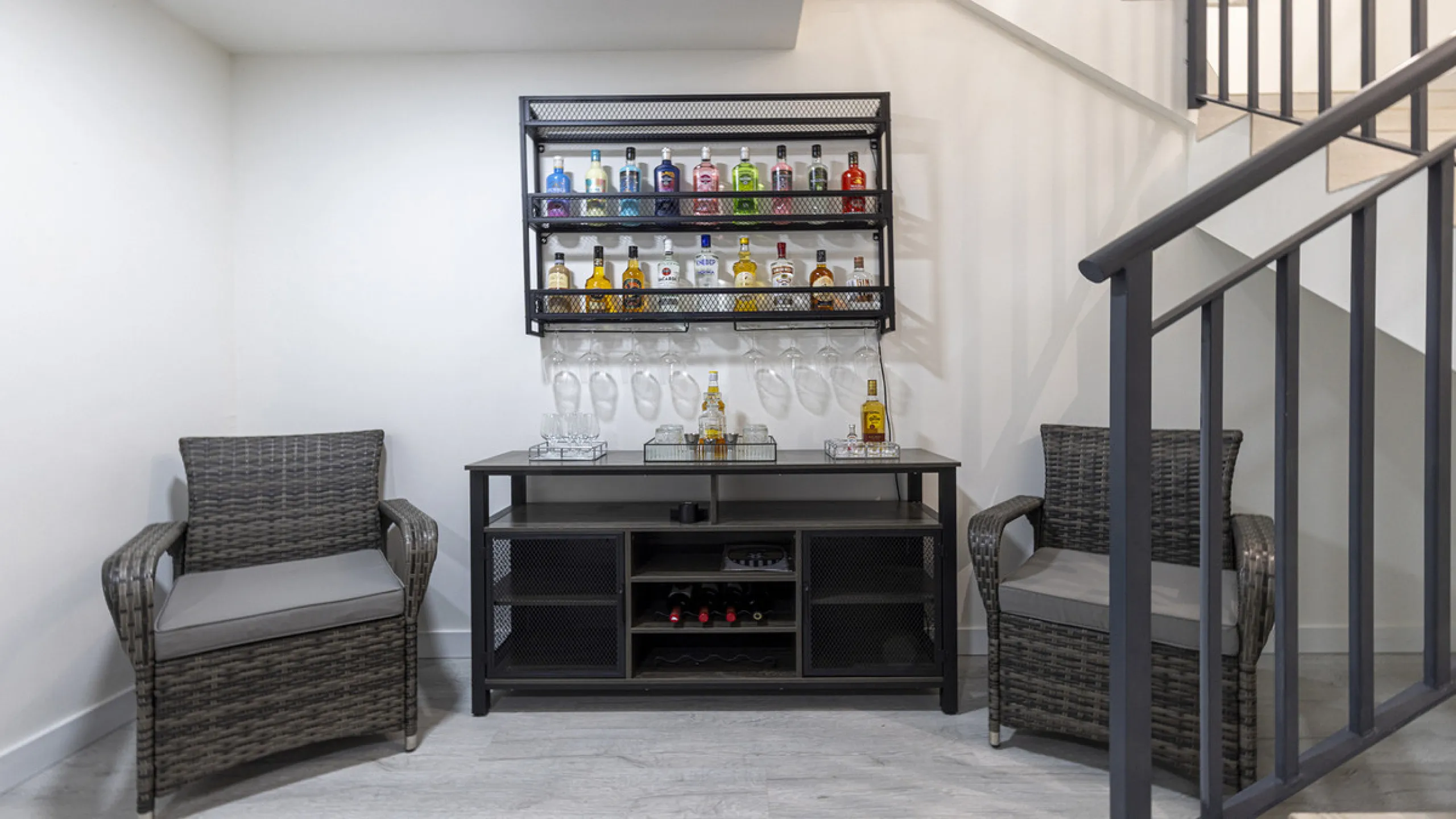 This stylish three bedroom townhouse is set within the popular Golden View I development, an elevated residential community known for its open sea views that stretch all the way to Gibraltar and the coast of Morocco. Thanks to its southwest facing orienta