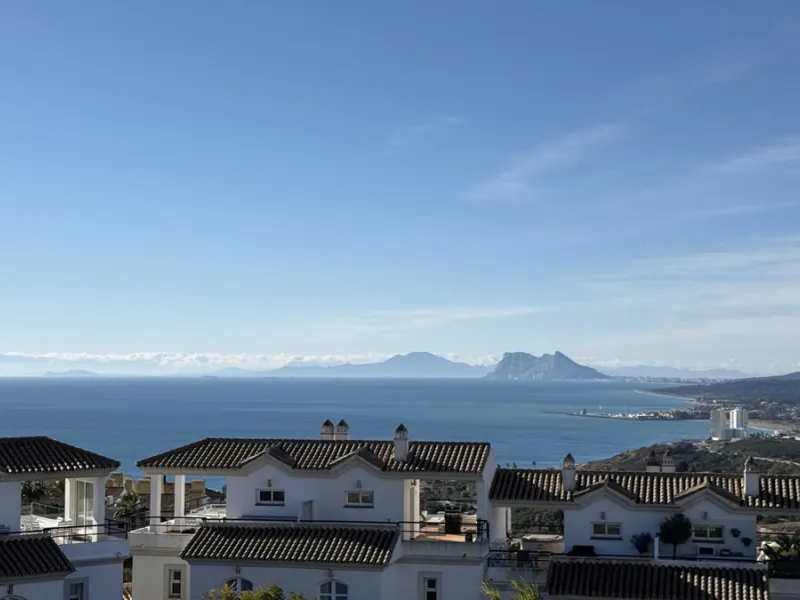 This stylish three bedroom townhouse is set within the popular Golden View I development, an elevated residential community known for its open sea views that stretch all the way to Gibraltar and the coast of Morocco. Thanks to its southwest facing orienta