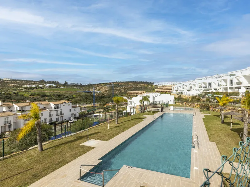 This stylish three bedroom townhouse is set within the popular Golden View I development, an elevated residential community known for its open sea views that stretch all the way to Gibraltar and the coast of Morocco. Thanks to its southwest facing orienta