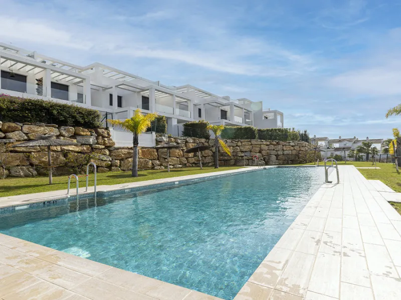 This stylish three bedroom townhouse is set within the popular Golden View I development, an elevated residential community known for its open sea views that stretch all the way to Gibraltar and the coast of Morocco. Thanks to its southwest facing orienta