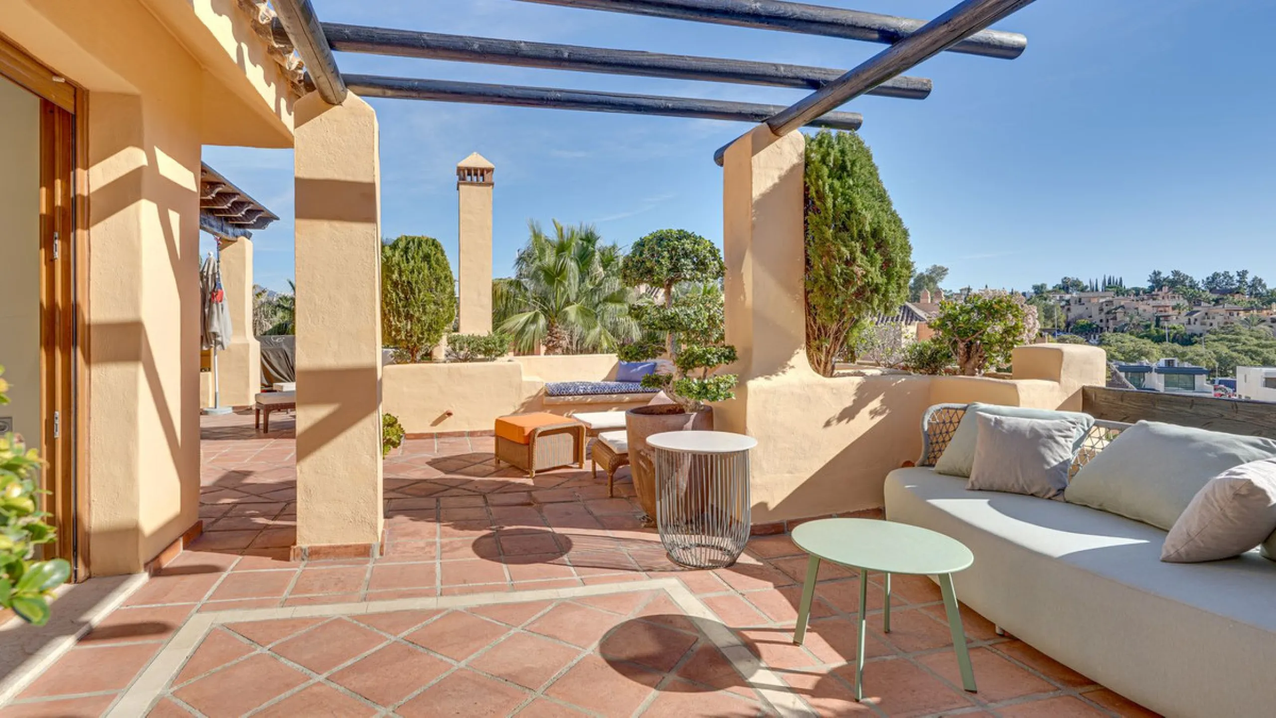 Apartment - Penthouse Duplex в продаже в Estepona, Málaga. В доме 3 спален и 3 ванных комнат. Площадь дома 210 м²