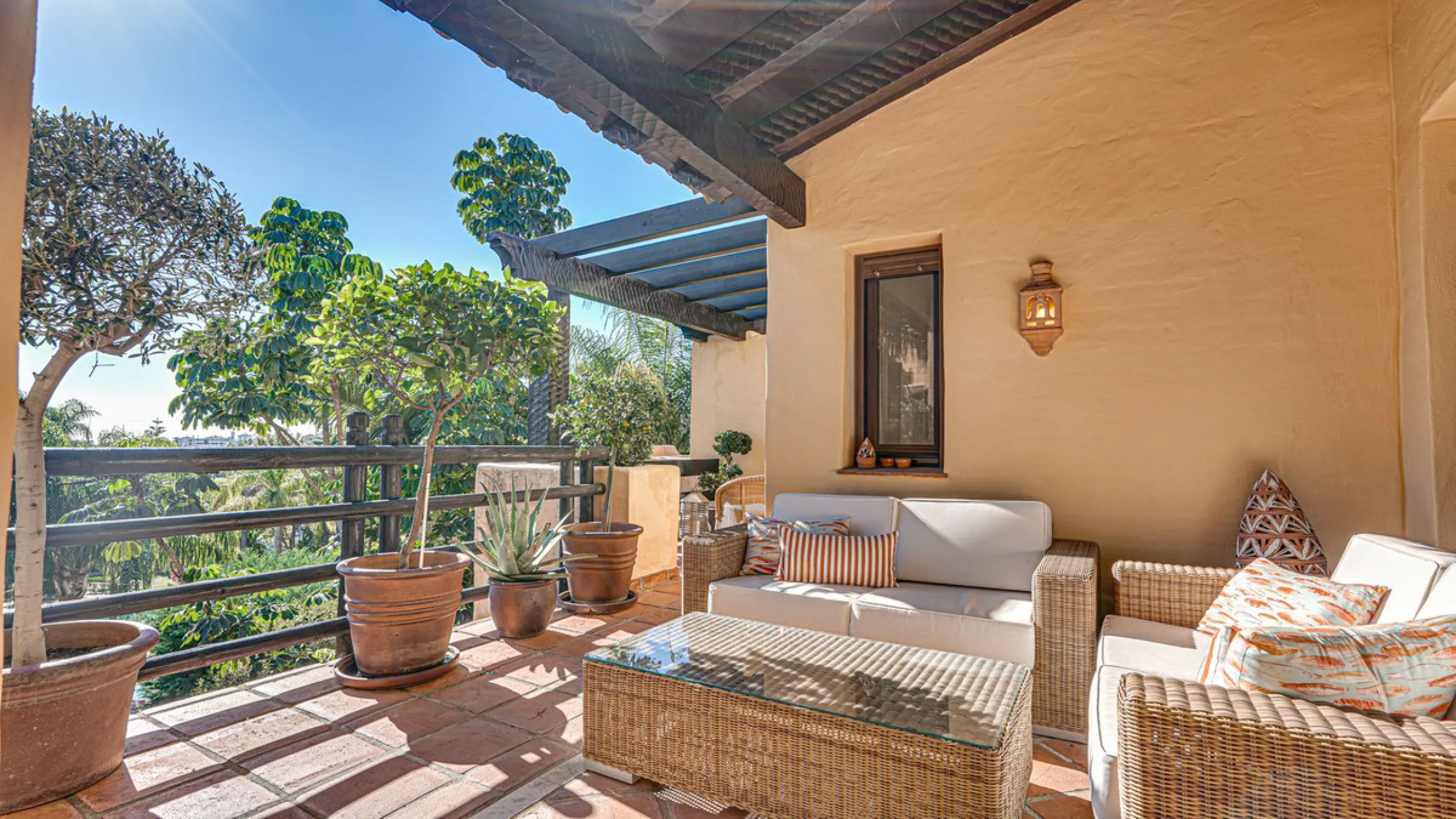 Apartment - Penthouse Duplex в продаже в Estepona, Málaga. В доме 3 спален и 3 ванных комнат. Площадь дома 210 м²
