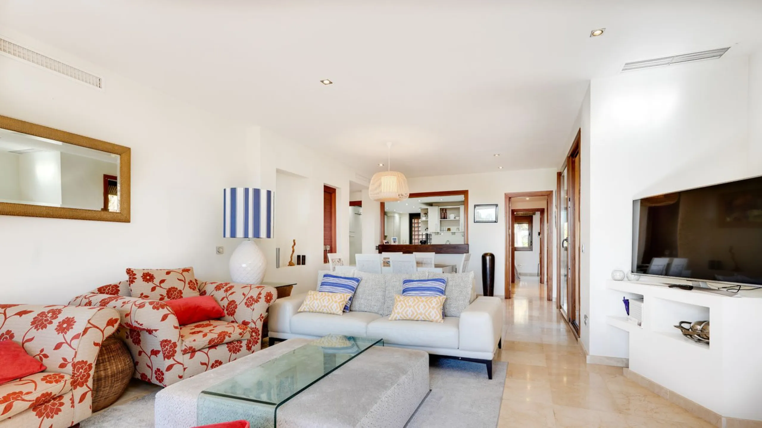 Apartment - Penthouse Duplex в продаже в Estepona, Málaga. В доме 3 спален и 3 ванных комнат. Площадь дома 210 м²