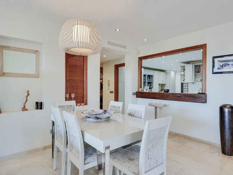 Apartment - Penthouse Duplex в продаже в Estepona, Málaga. В доме 3 спален и 3 ванных комнат. Площадь дома 210 м²