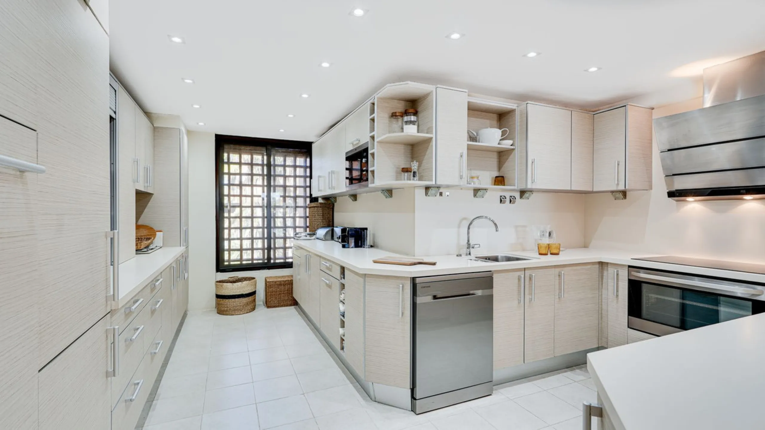 Apartment - Penthouse Duplex в продаже в Estepona, Málaga. В доме 3 спален и 3 ванных комнат. Площадь дома 210 м²