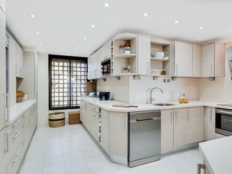 Apartment - Penthouse Duplex в продаже в Estepona, Málaga. В доме 3 спален и 3 ванных комнат. Площадь дома 210 м²