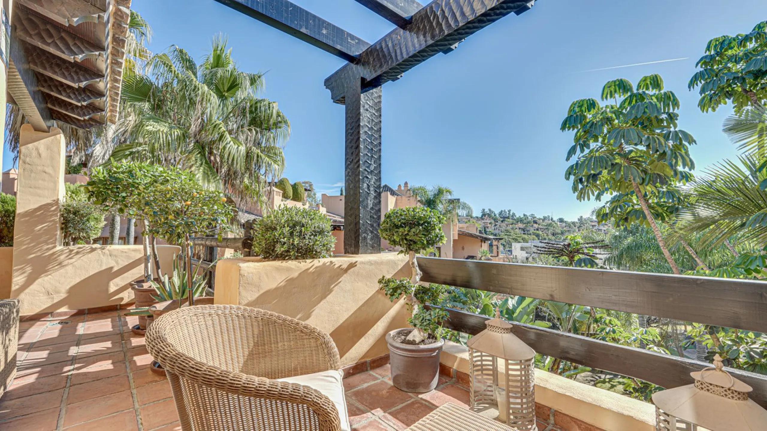 Apartment - Penthouse Duplex в продаже в Estepona, Málaga. В доме 3 спален и 3 ванных комнат. Площадь дома 210 м²