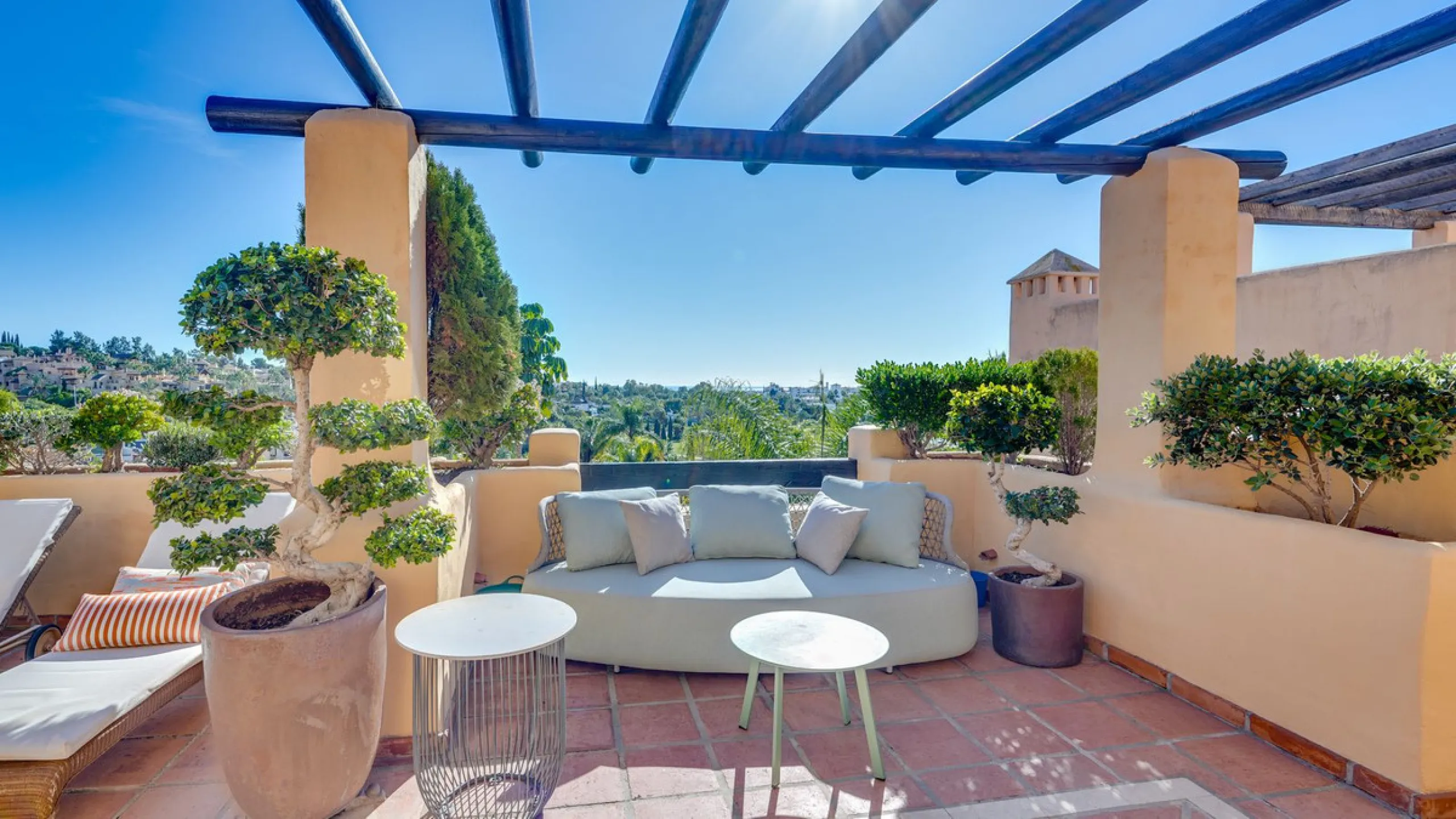 Apartment - Penthouse Duplex в продаже в Estepona, Málaga. В доме 3 спален и 3 ванных комнат. Площадь дома 210 м²