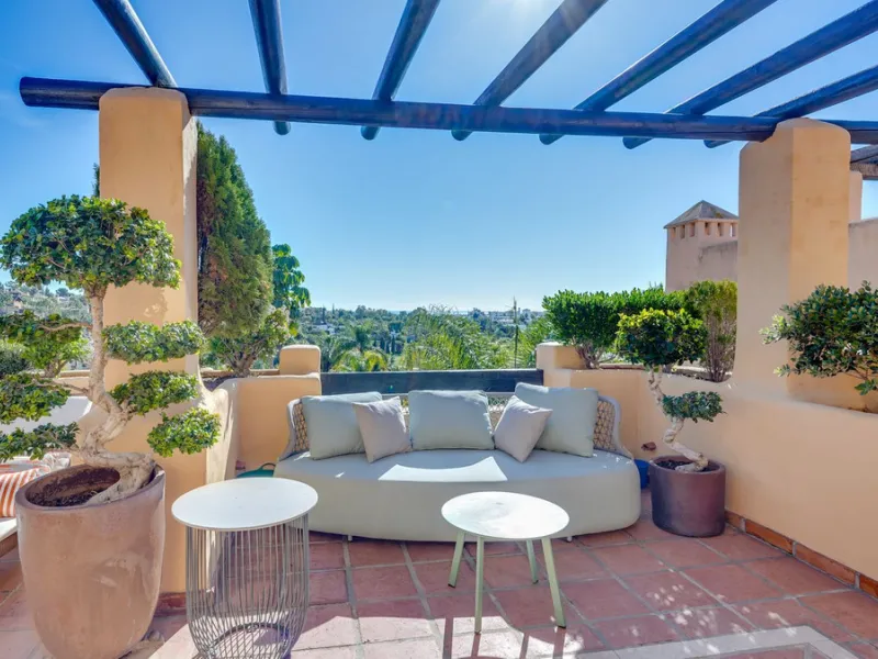 Apartment - Penthouse Duplex в продаже в Estepona, Málaga. В доме 3 спален и 3 ванных комнат. Площадь дома 210 м²