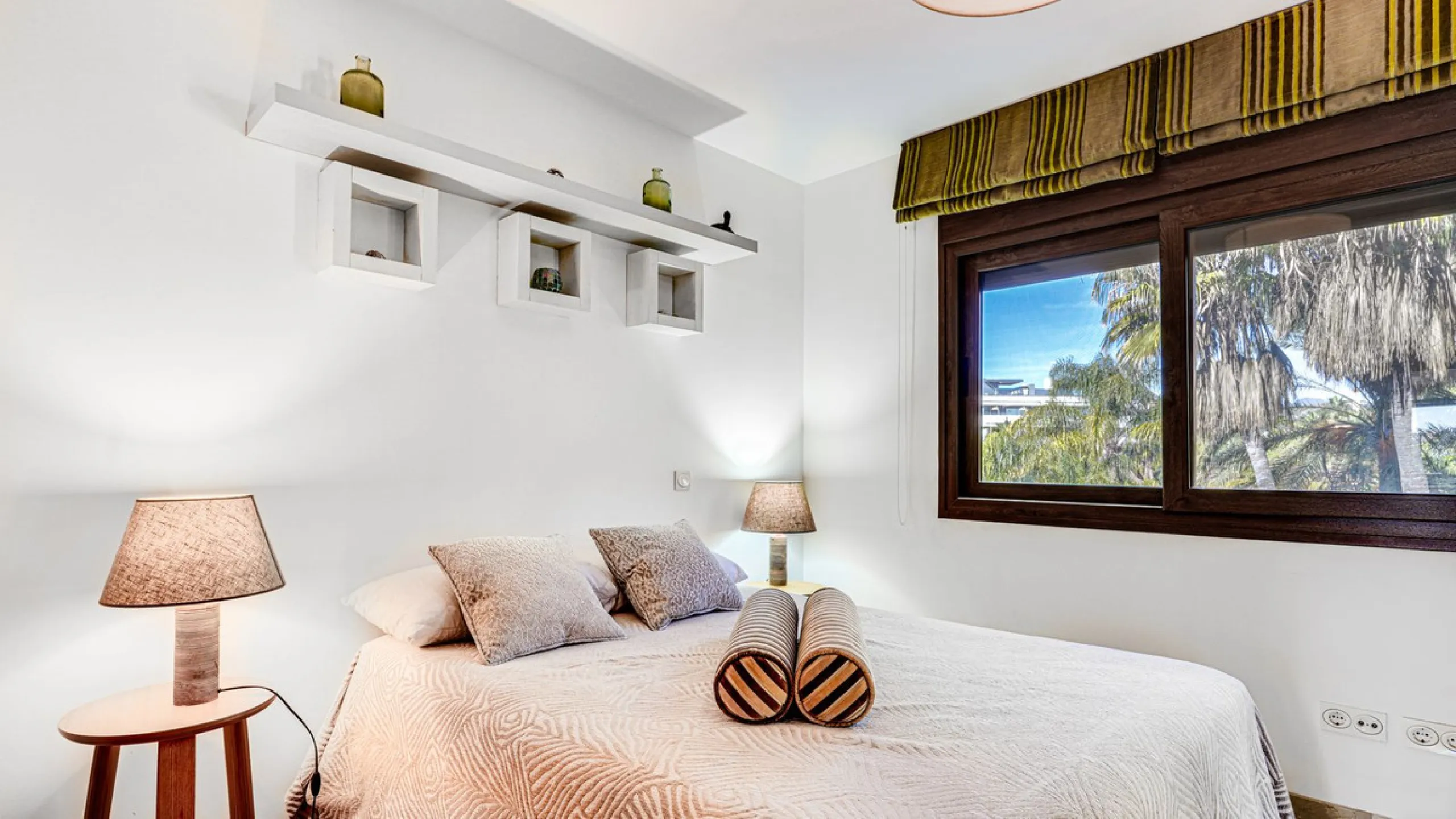 Apartment - Penthouse Duplex в продаже в Estepona, Málaga. В доме 3 спален и 3 ванных комнат. Площадь дома 210 м²