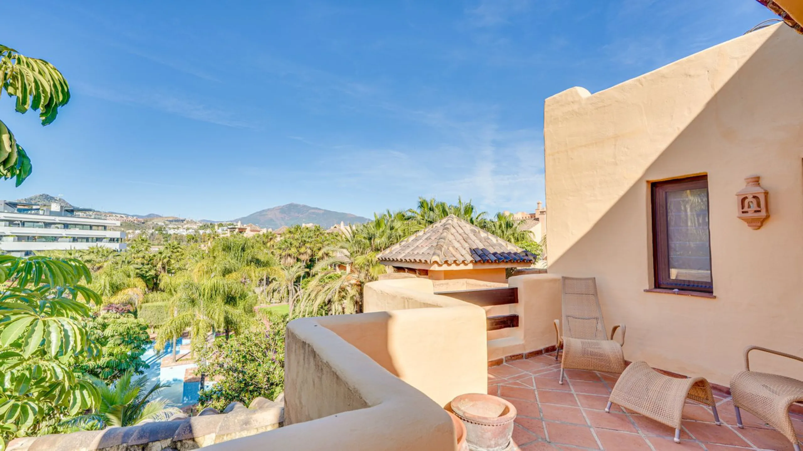Apartment - Penthouse Duplex в продаже в Estepona, Málaga. В доме 3 спален и 3 ванных комнат. Площадь дома 210 м²
