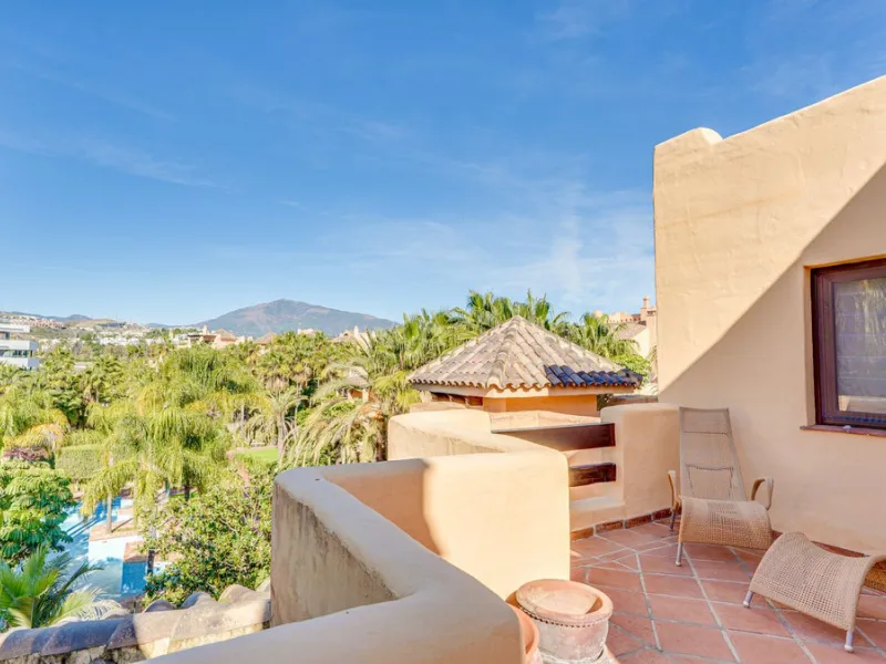 Apartment - Penthouse Duplex в продаже в Estepona, Málaga. В доме 3 спален и 3 ванных комнат. Площадь дома 210 м²