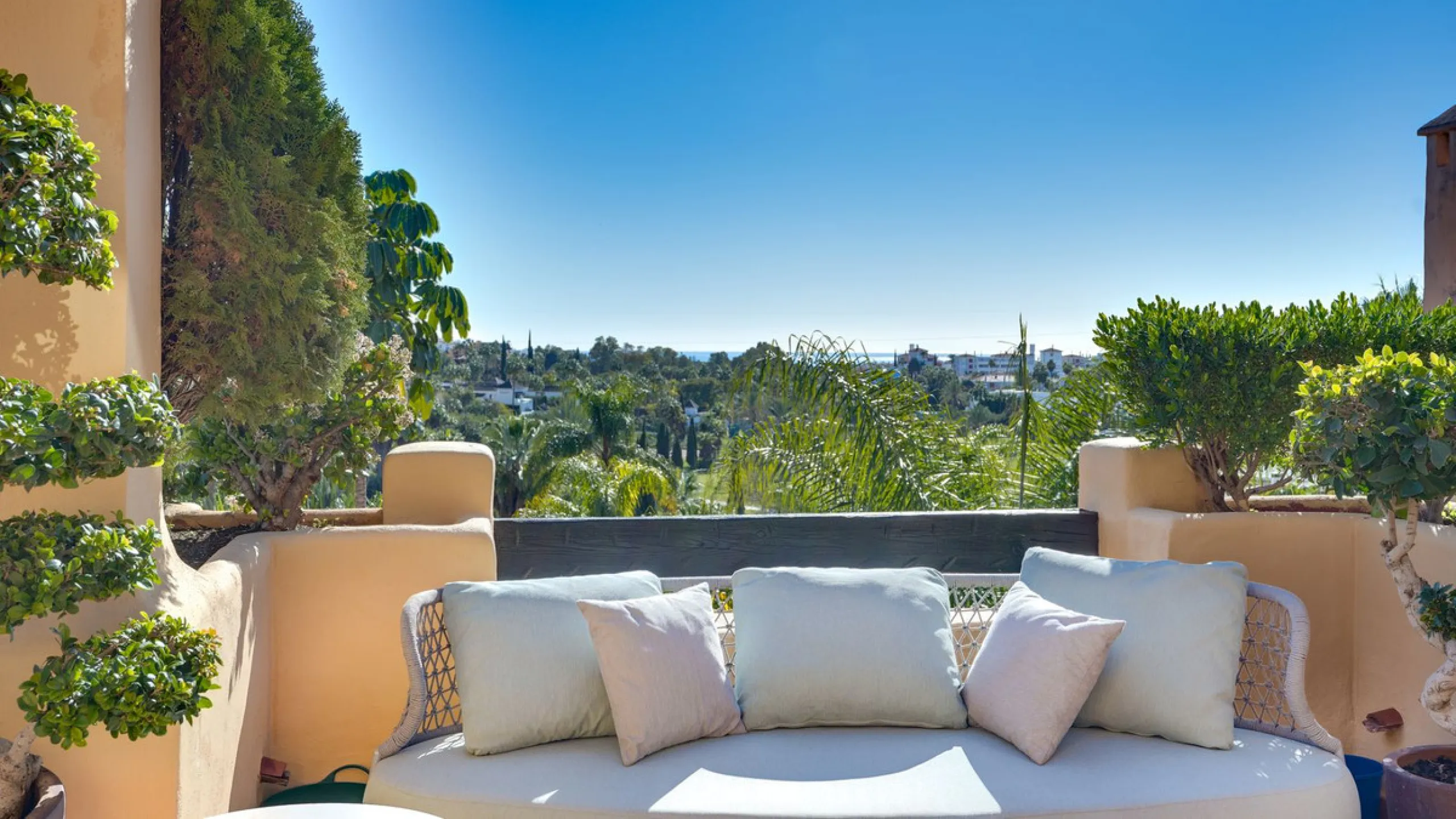 Apartment - Penthouse Duplex в продаже в Estepona, Málaga. В доме 3 спален и 3 ванных комнат. Площадь дома 210 м²