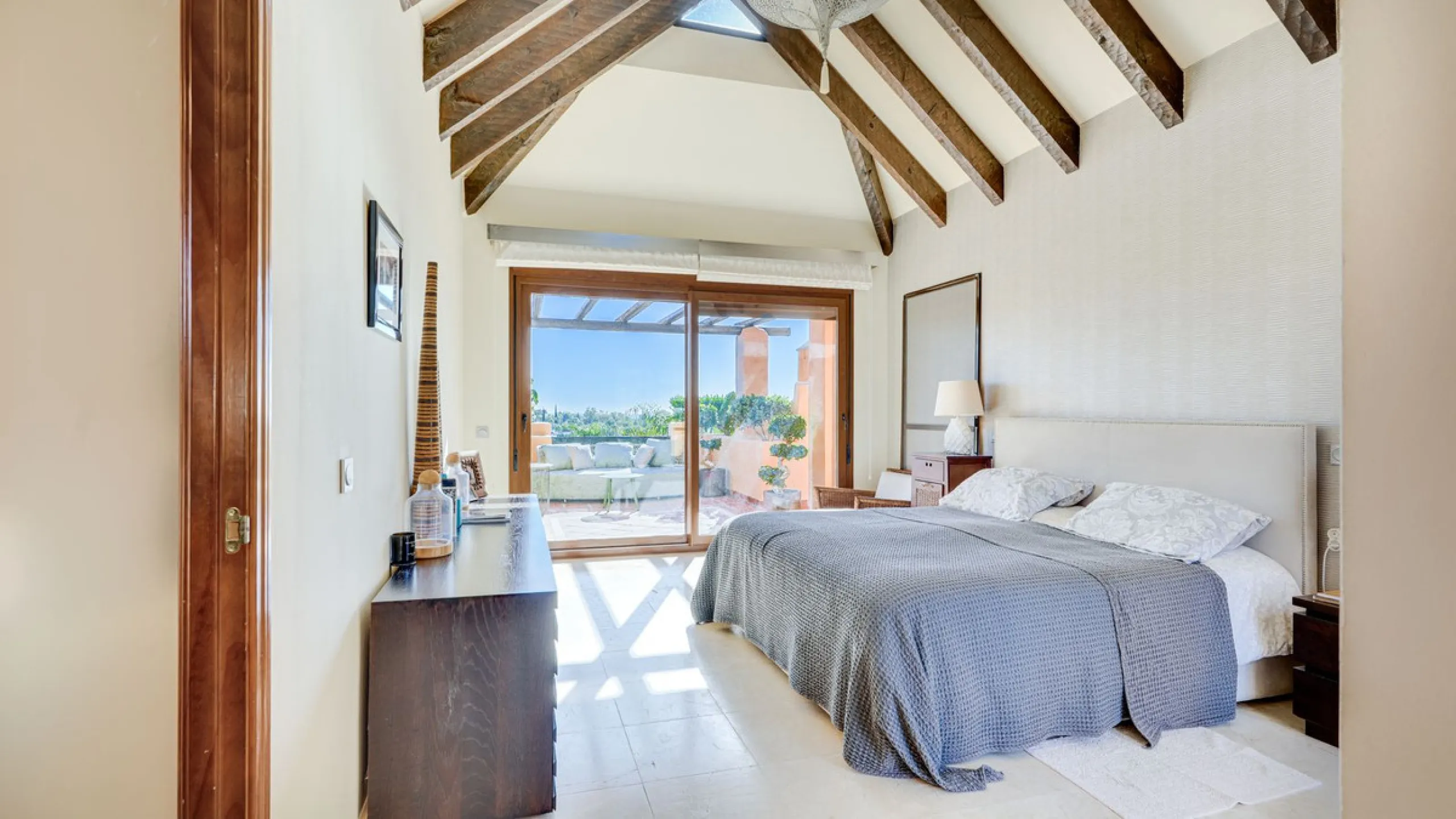 Apartment - Penthouse Duplex в продаже в Estepona, Málaga. В доме 3 спален и 3 ванных комнат. Площадь дома 210 м²