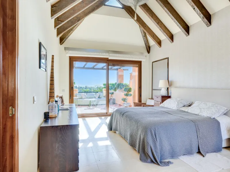 Apartment - Penthouse Duplex в продаже в Estepona, Málaga. В доме 3 спален и 3 ванных комнат. Площадь дома 210 м²